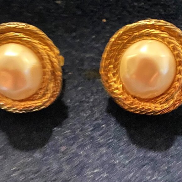 Vintage Jackie Kennedy Pearl Earrings, Carolee Replica - Picture 3 of 4